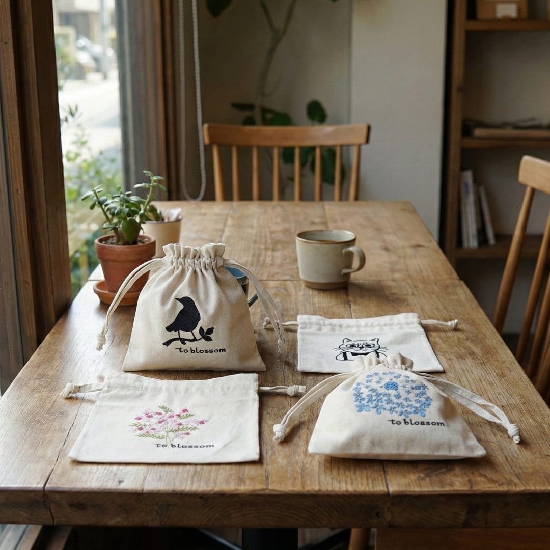 ちっちゃな巾着サシェ/詰替えタイプ【白糸刺繍ローズ】 刺繡ロゴ巾着 – to blossom
