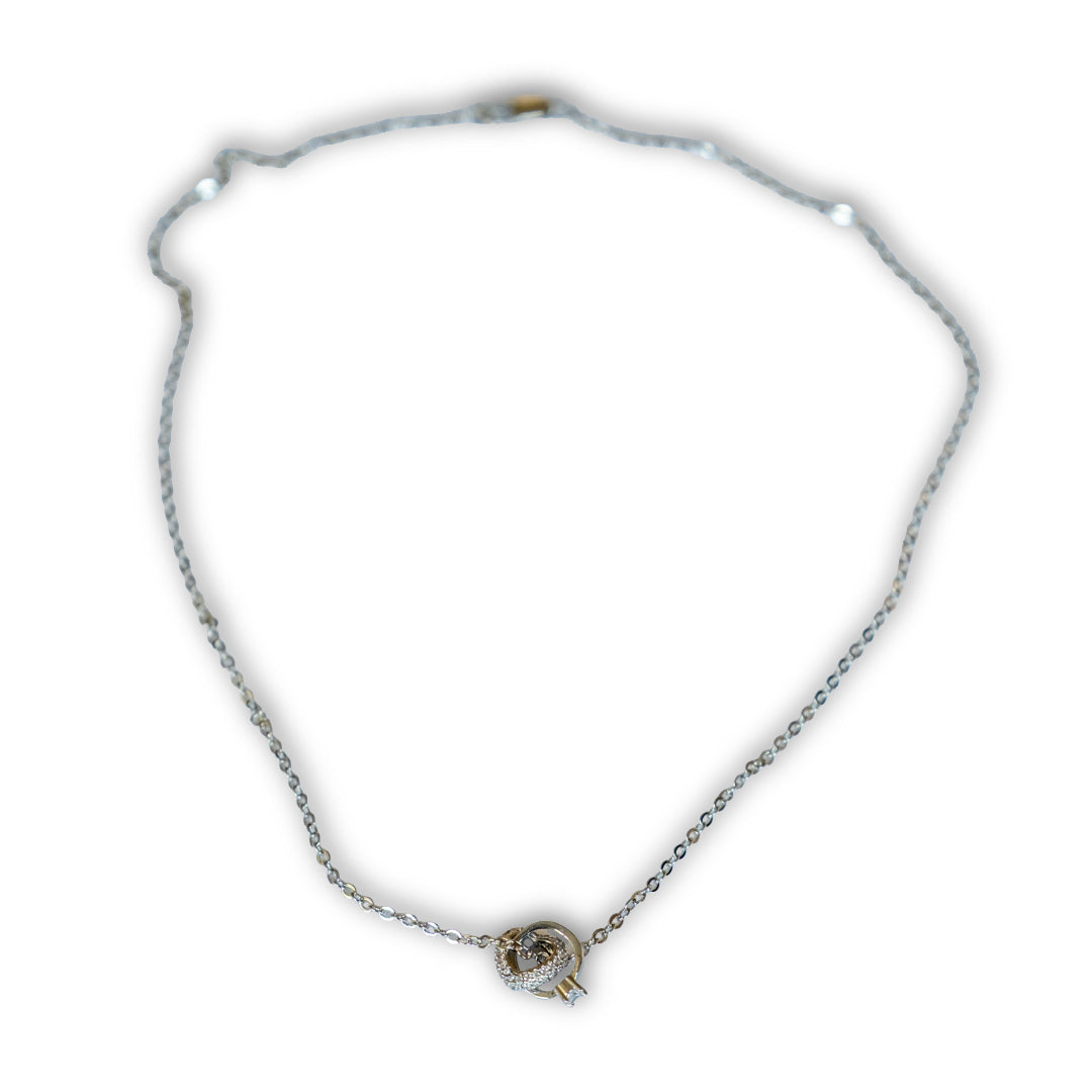 月の雫のネックレス