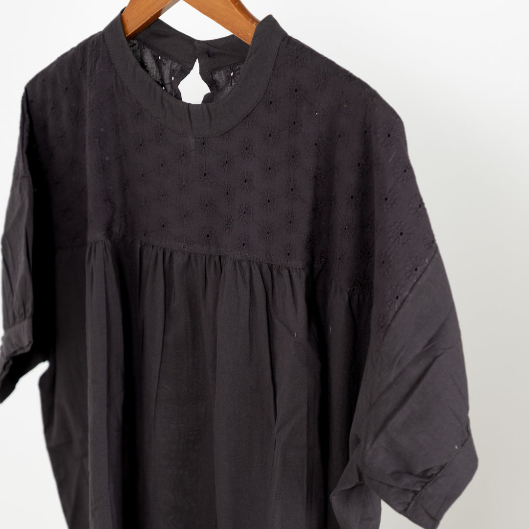 キャンブリック刺しゅうブラウス (10027330797700)