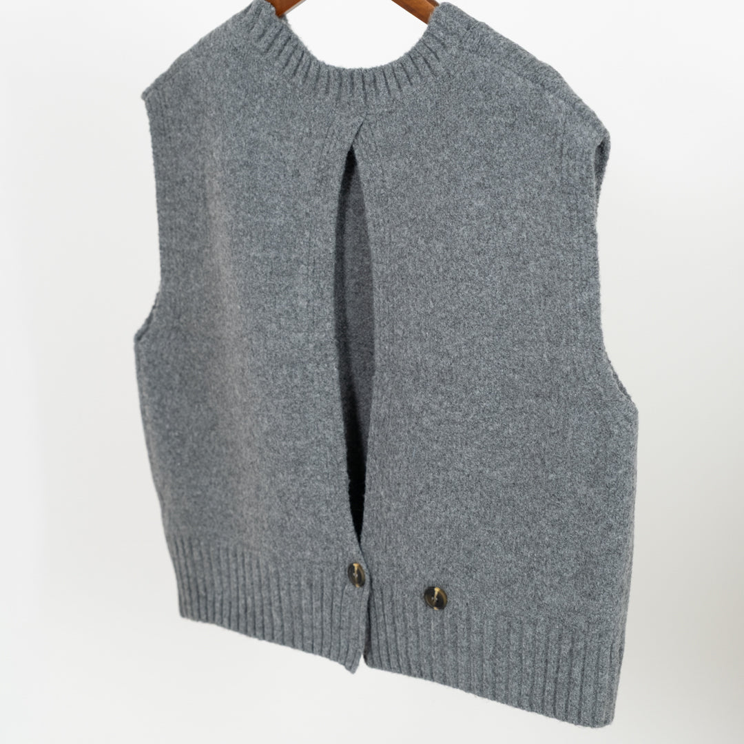後ボタンニットベスト