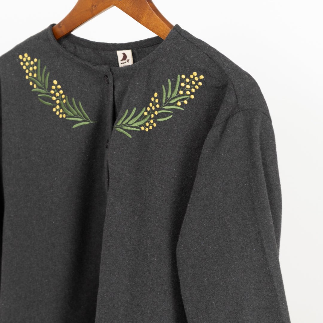 ノーカラー花刺しゅうブラウス