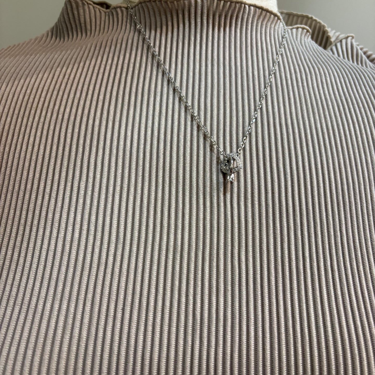 月の雫のネックレス