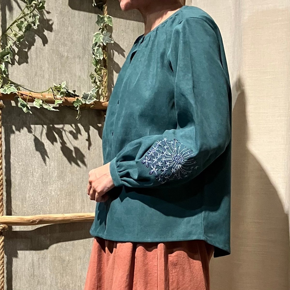 袖に花刺繍の柔らかコールブラウス - to blossom (8181420032132)
