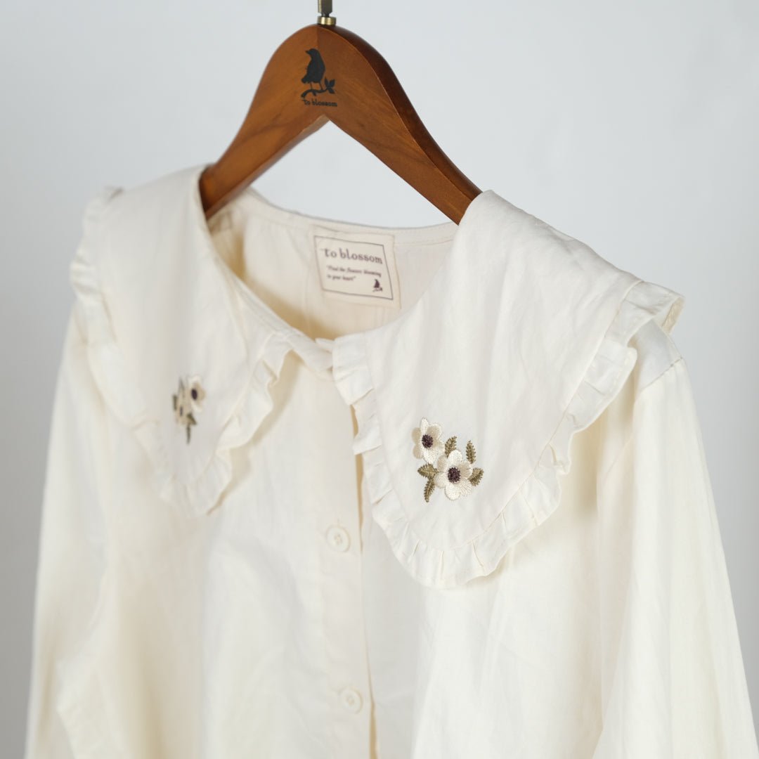襟花刺しゅうブラウス - to blossom (8200247312516)