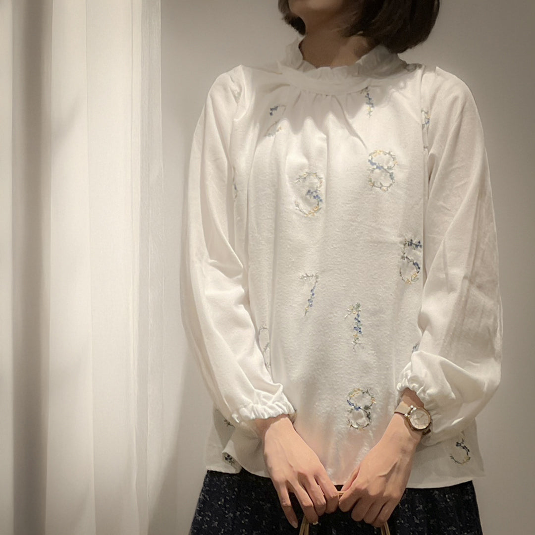 数字花刺しゅうフリルブラウス