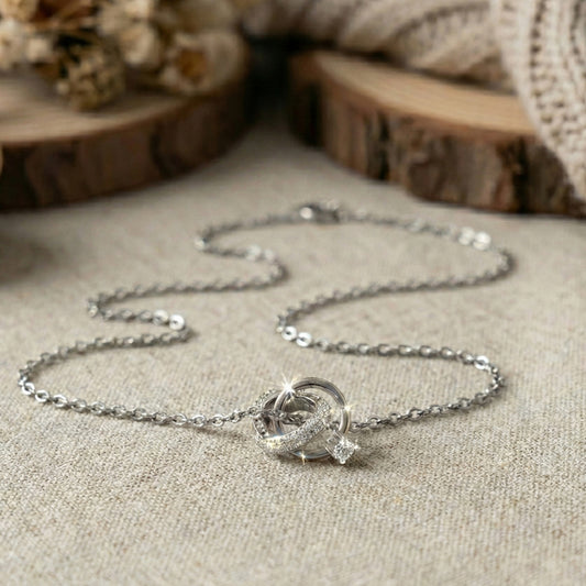 月の雫のネックレス