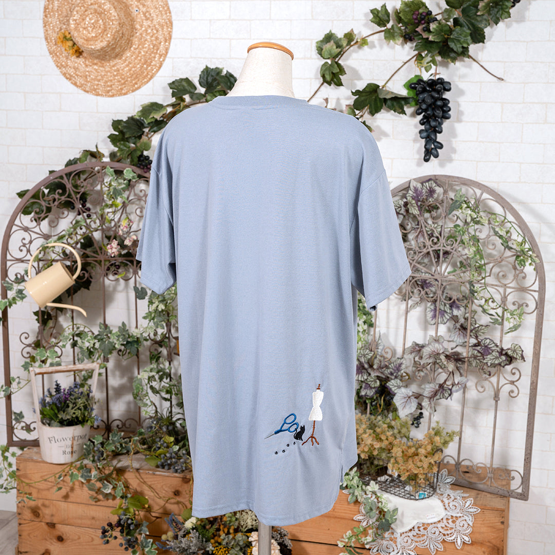 手仕事刺繍の多ポケットTシャツ