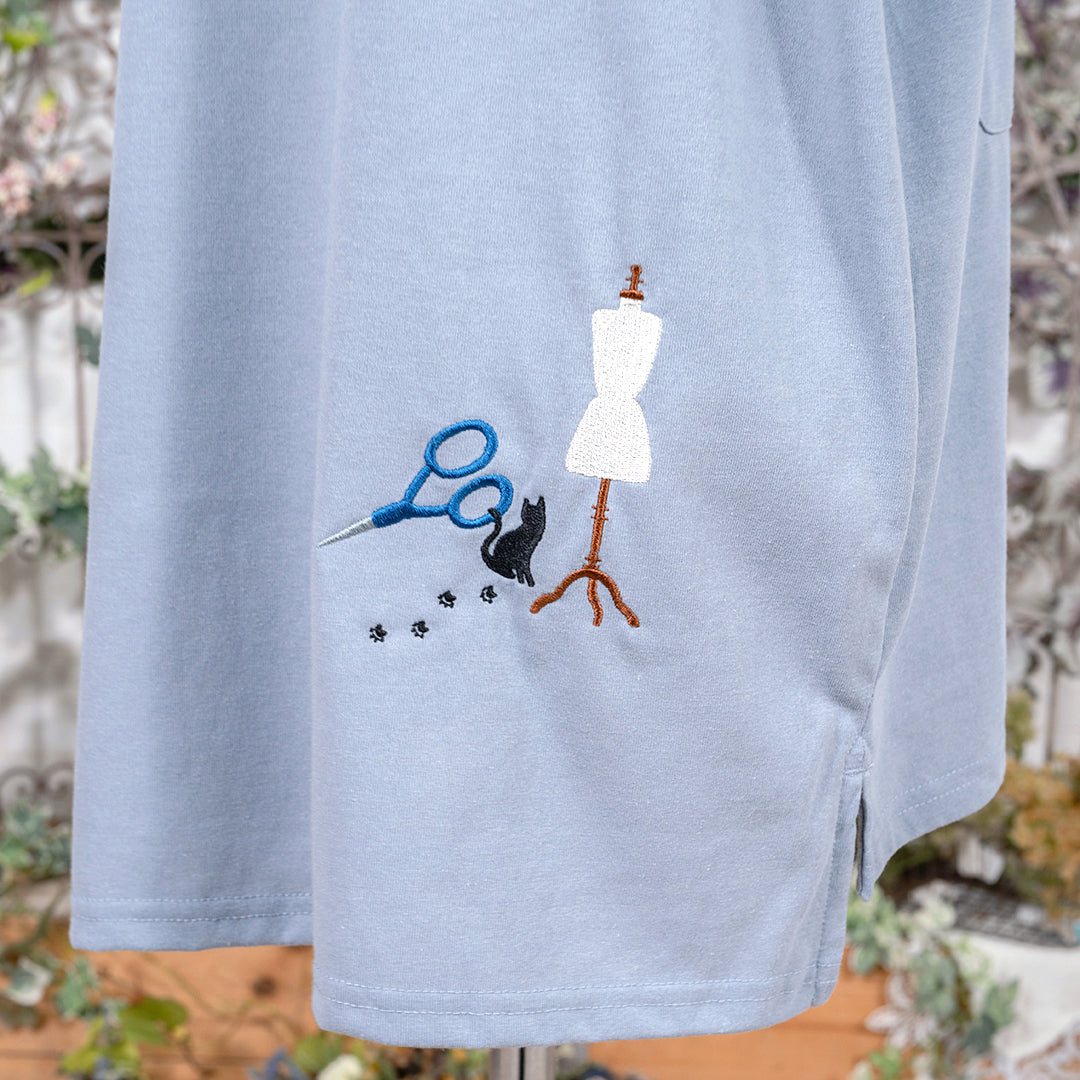 手仕事刺繍の多ポケットTシャツ