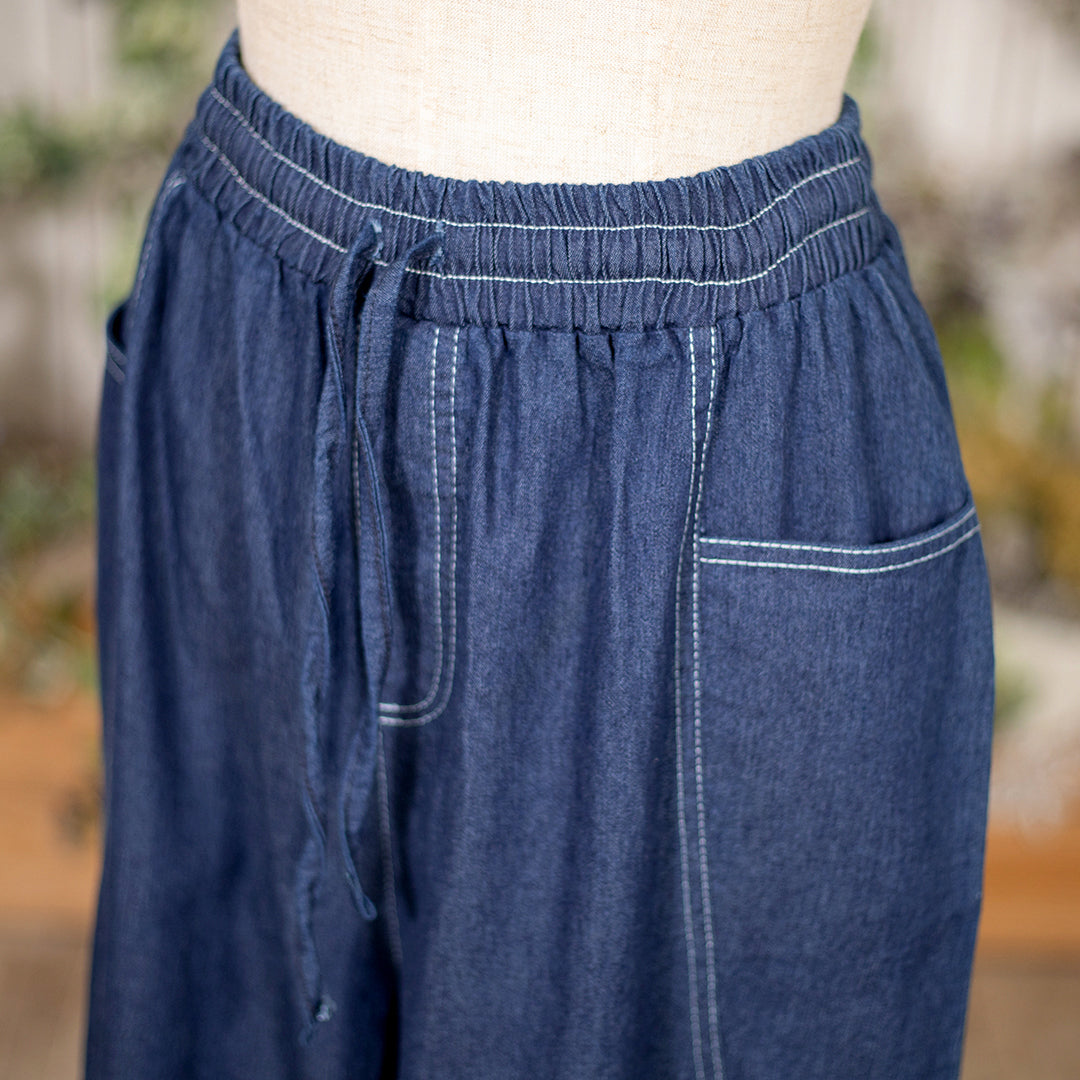 ゆるふわシルエットの休日のテーパードパンツ