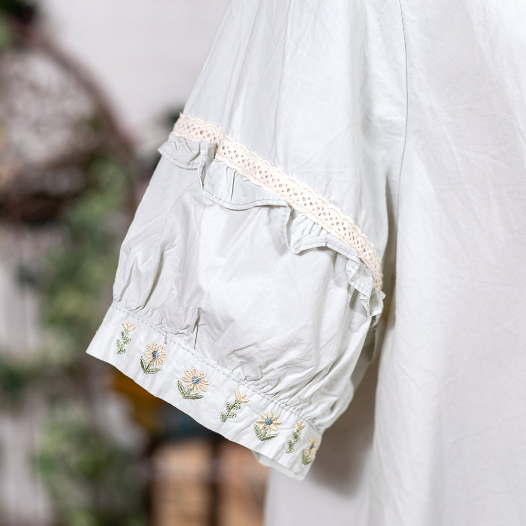 お花刺繍のスカラップ半袖ブラウス