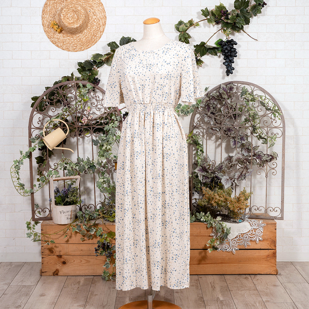 庭園を歩くシャーリングワンピース