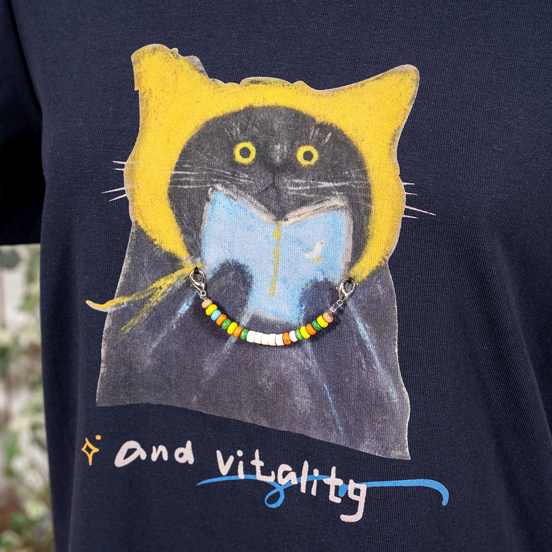 お気に入りの一冊と猫のTシャツ