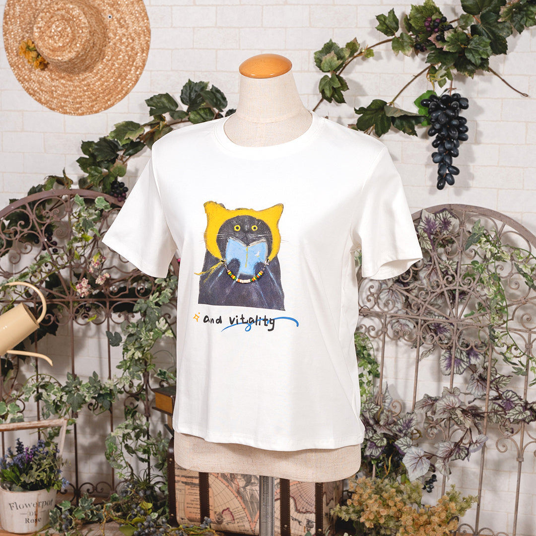 お気に入りの一冊と猫のTシャツ
