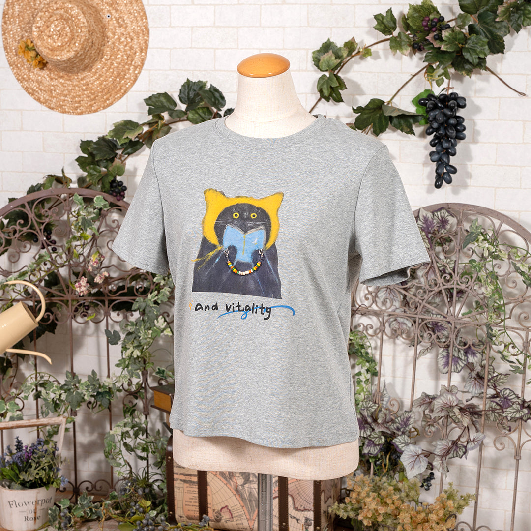 お気に入りの一冊と猫のTシャツ