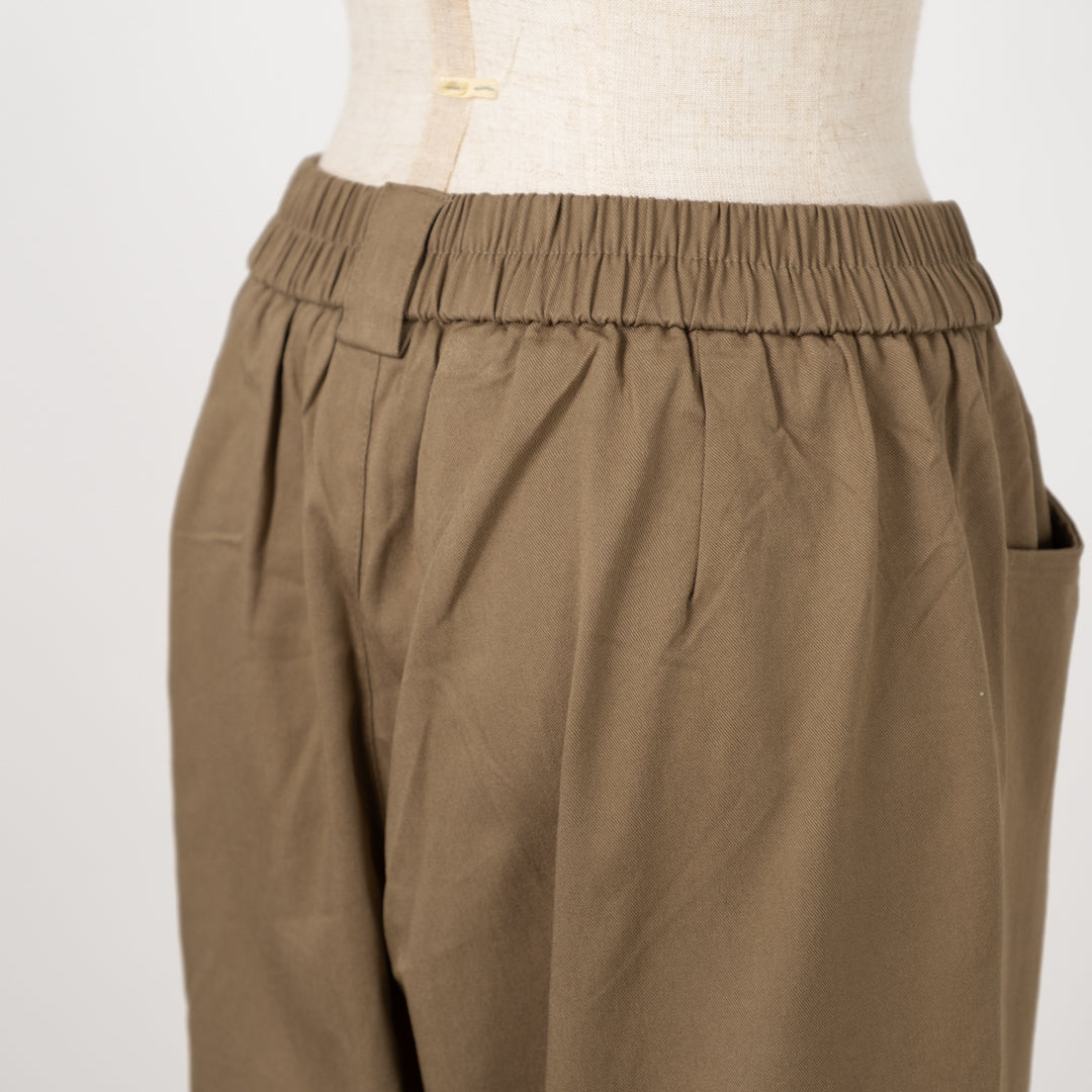 ストレッチテーパードパンツ