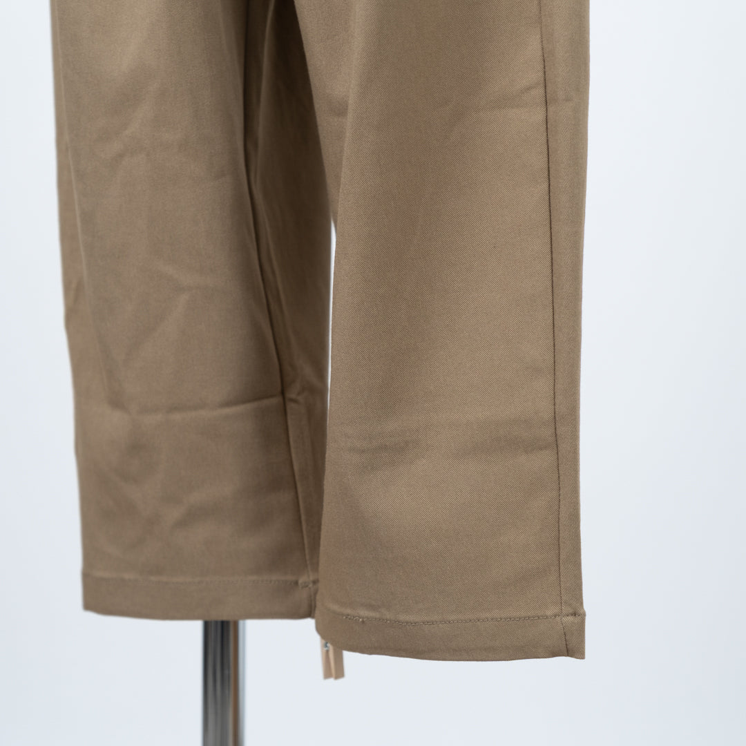 ストレッチテーパードパンツ