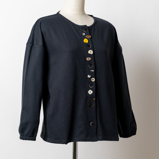 多ボタンカーディガン