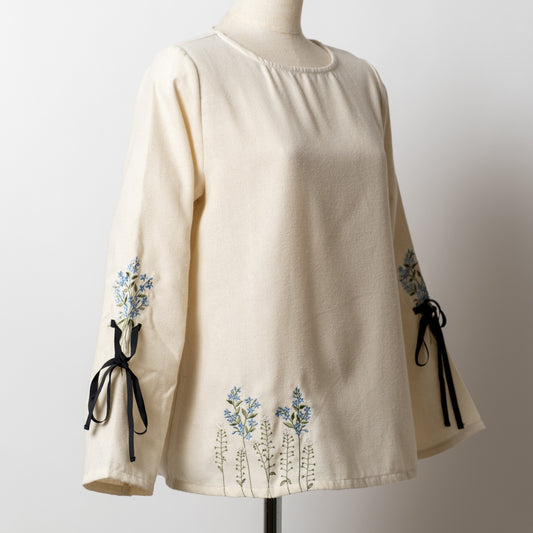 袖ブーケ刺しゅうブラウス
