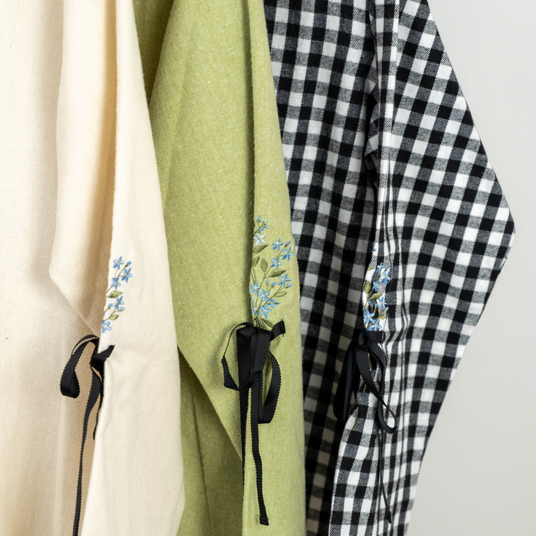 袖ブーケ刺しゅうブラウス