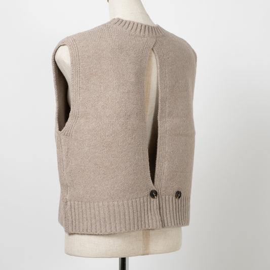 後ボタンニットベスト
