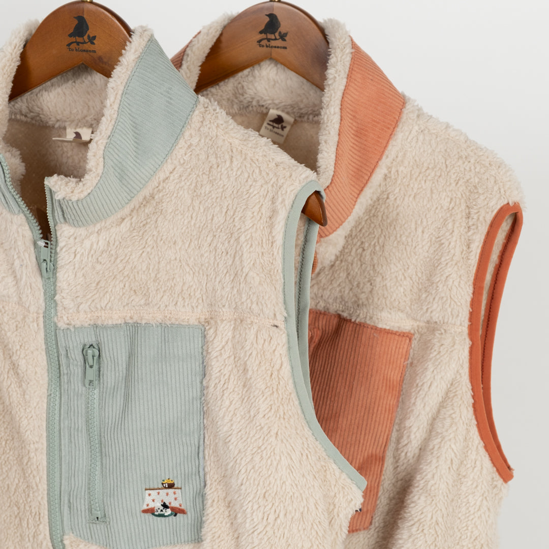 こたつ猫ボアベスト