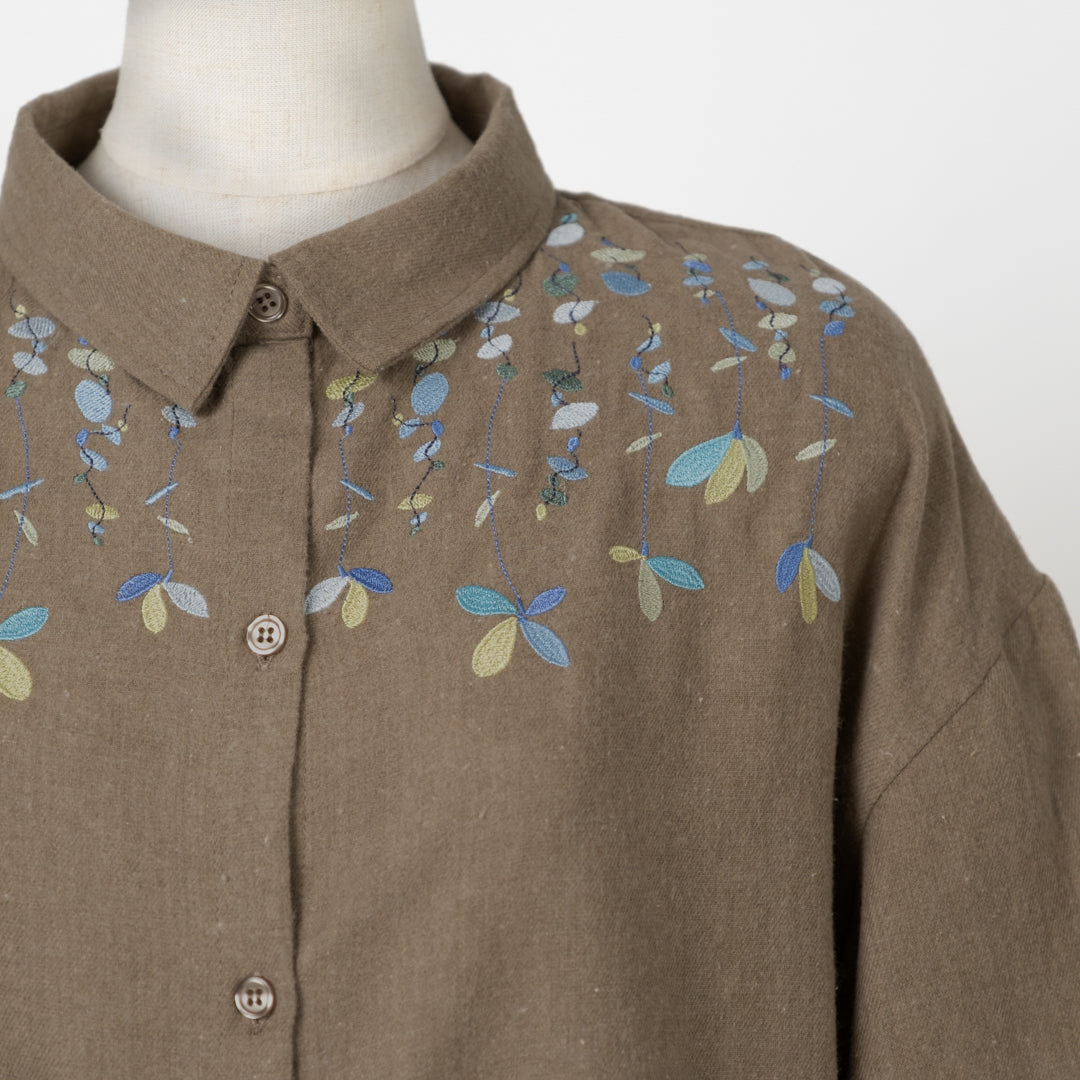 草花刺しゅうシャツ