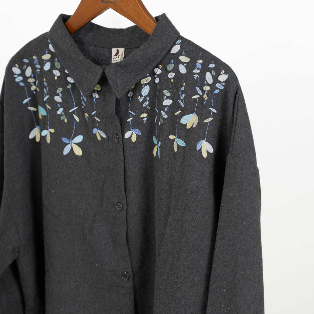 草花刺しゅうシャツ