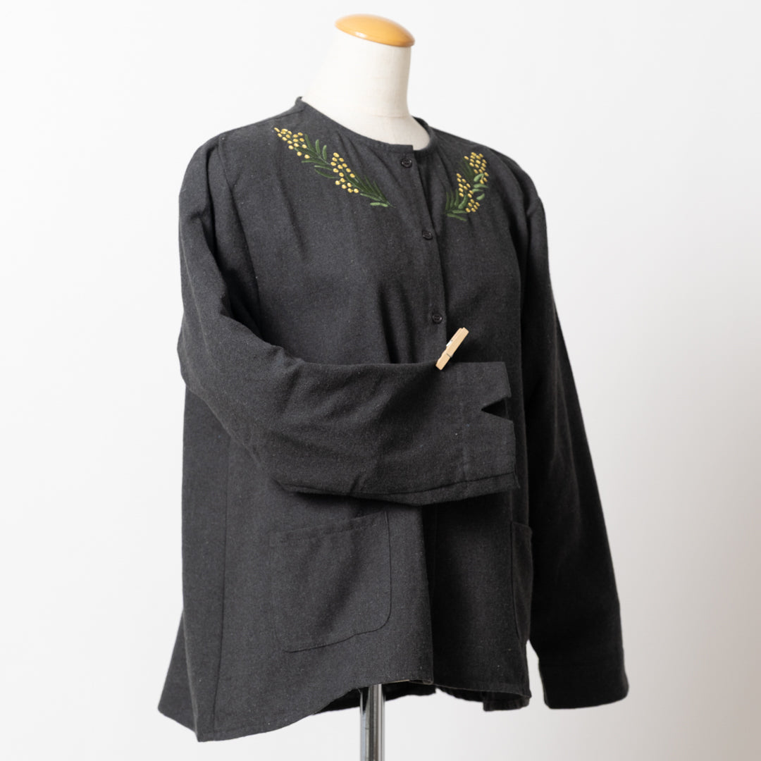 ノーカラー花刺しゅうブラウス