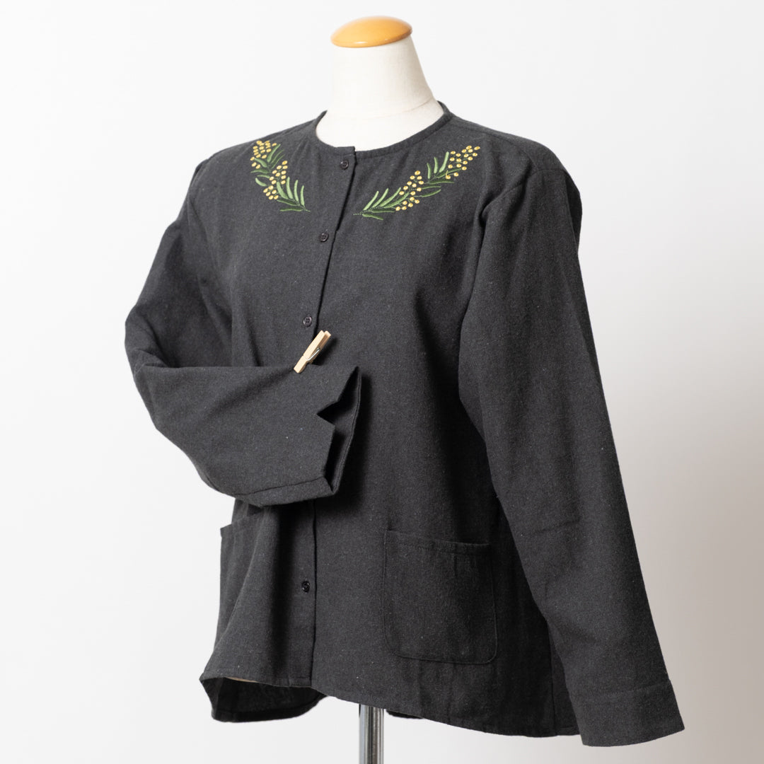 ノーカラー花刺しゅうブラウス