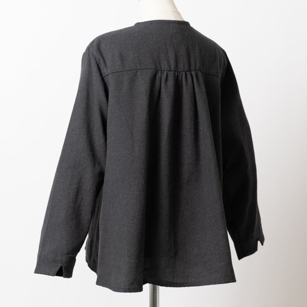 ノーカラー花刺しゅうブラウス