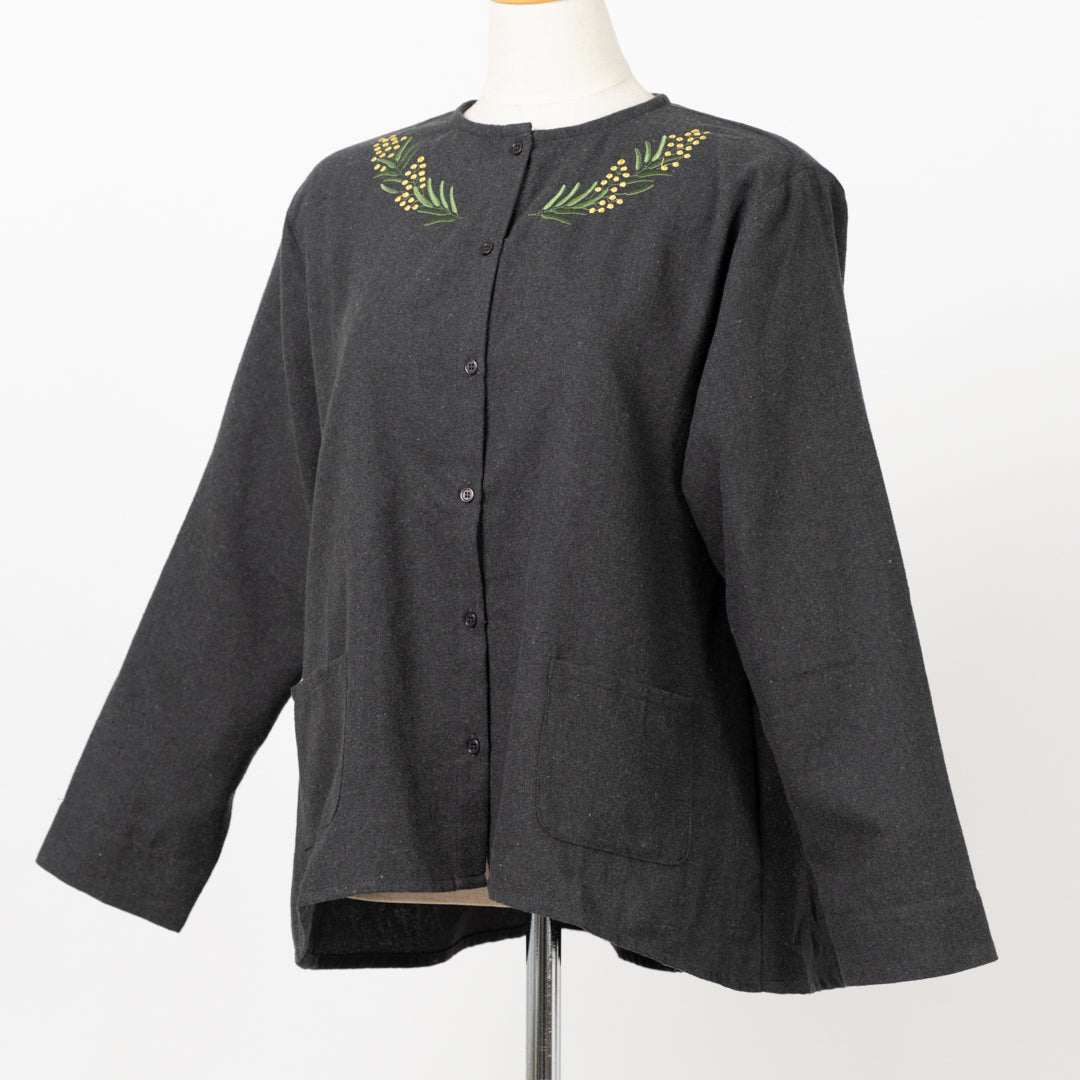 ノーカラー花刺しゅうブラウス