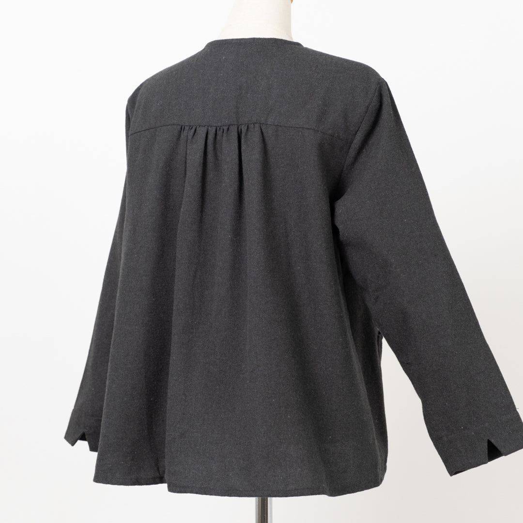 ノーカラー花刺しゅうブラウス