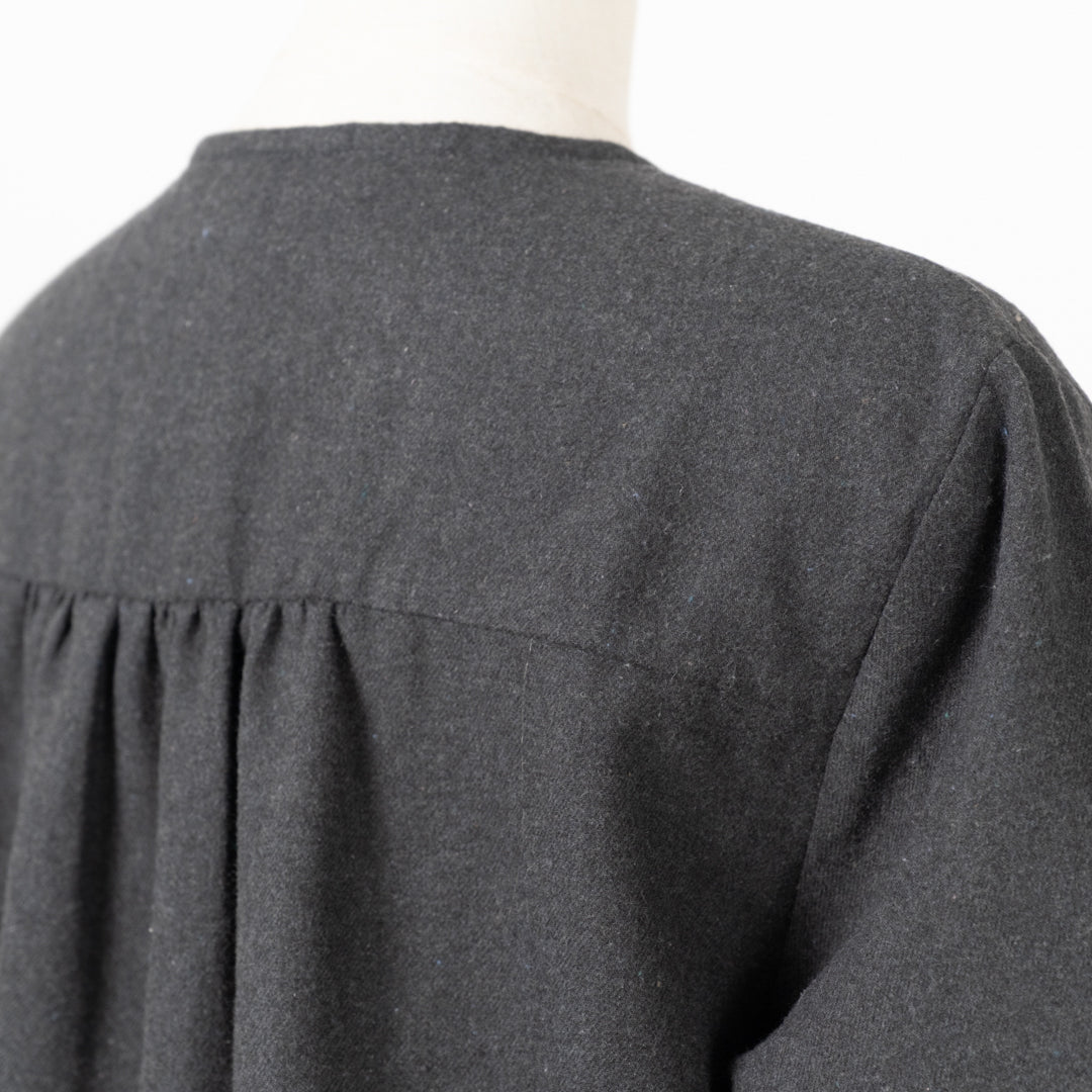 ノーカラー花刺しゅうブラウス