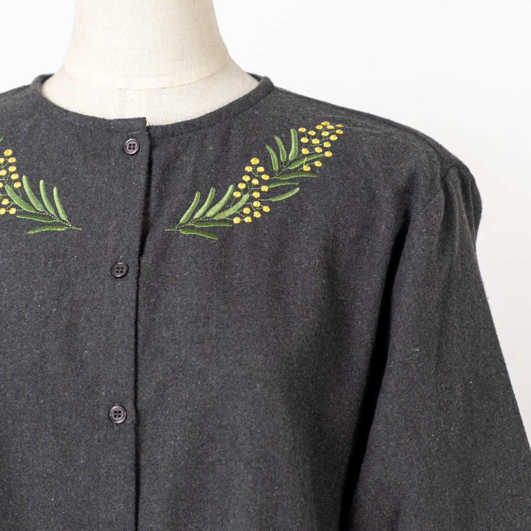 ノーカラー花刺しゅうブラウス