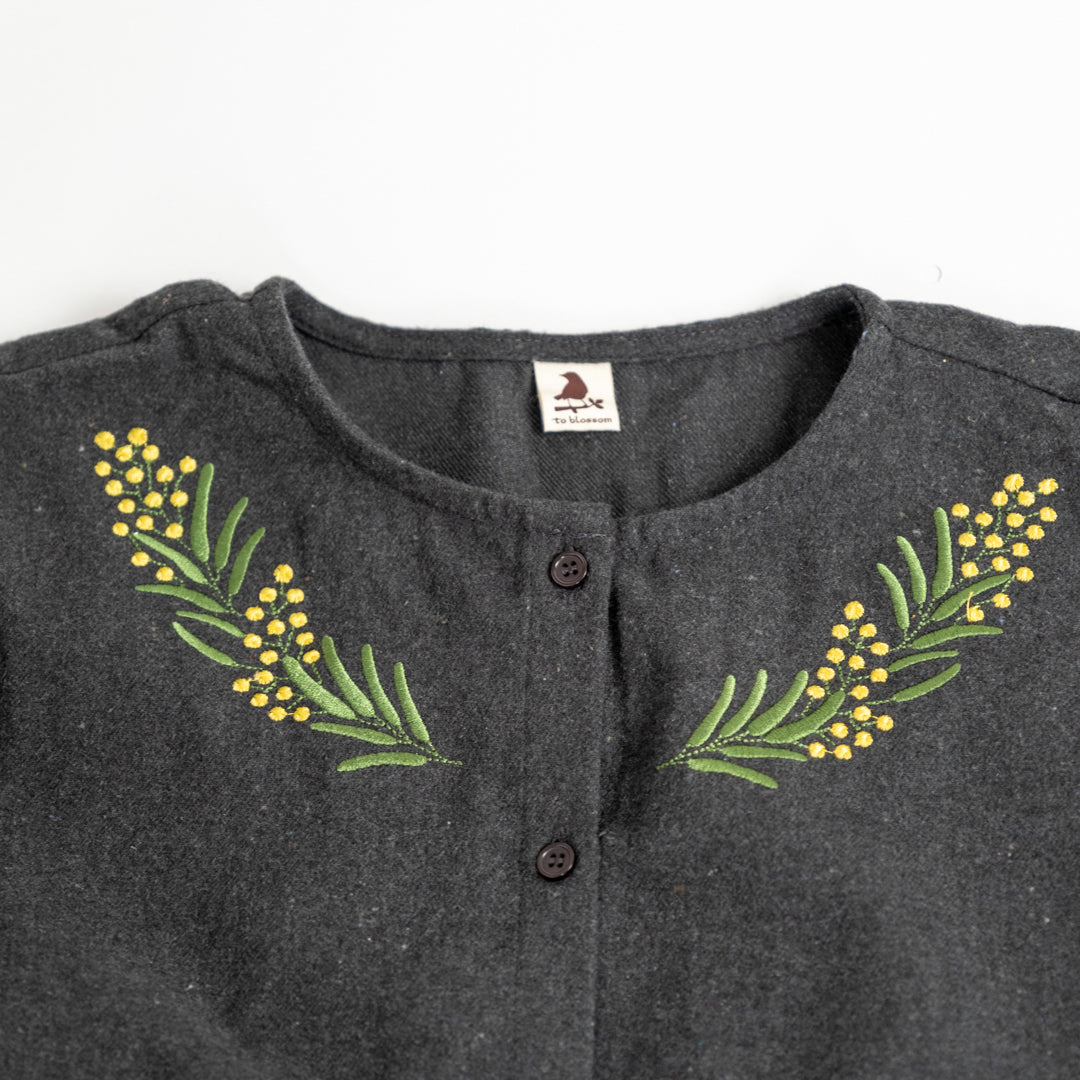 ノーカラー花刺しゅうブラウス