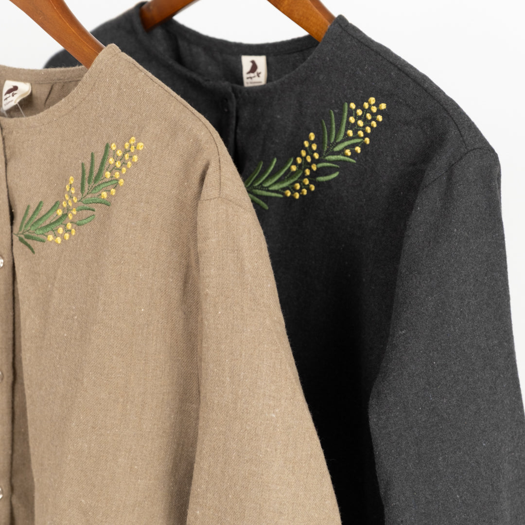 ノーカラー花刺しゅうブラウス