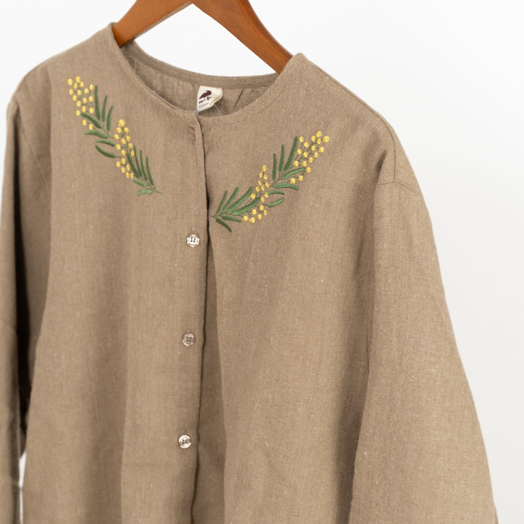 ノーカラー花刺しゅうブラウス