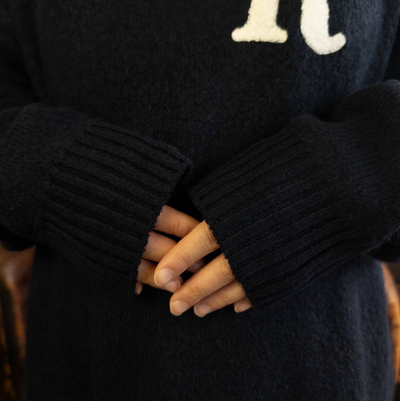 R刺繡ジャガードプルオーバー