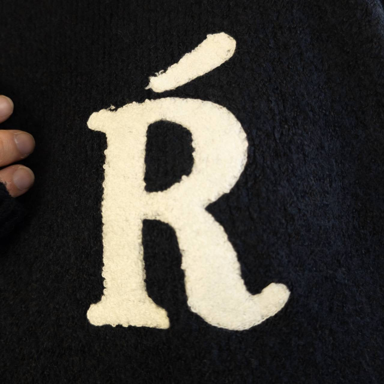 R刺繡ジャガードプルオーバー