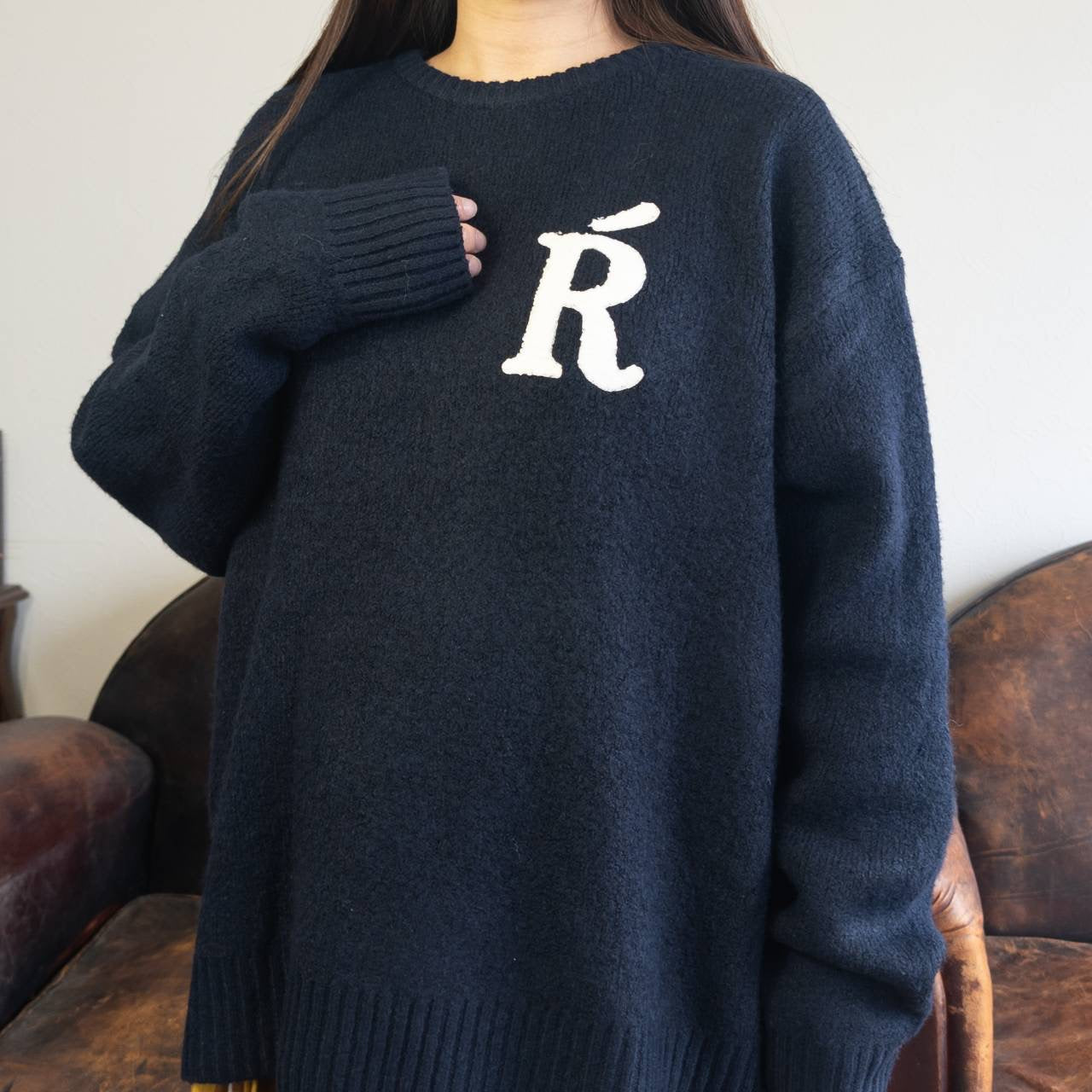 R刺繡ジャガードプルオーバー