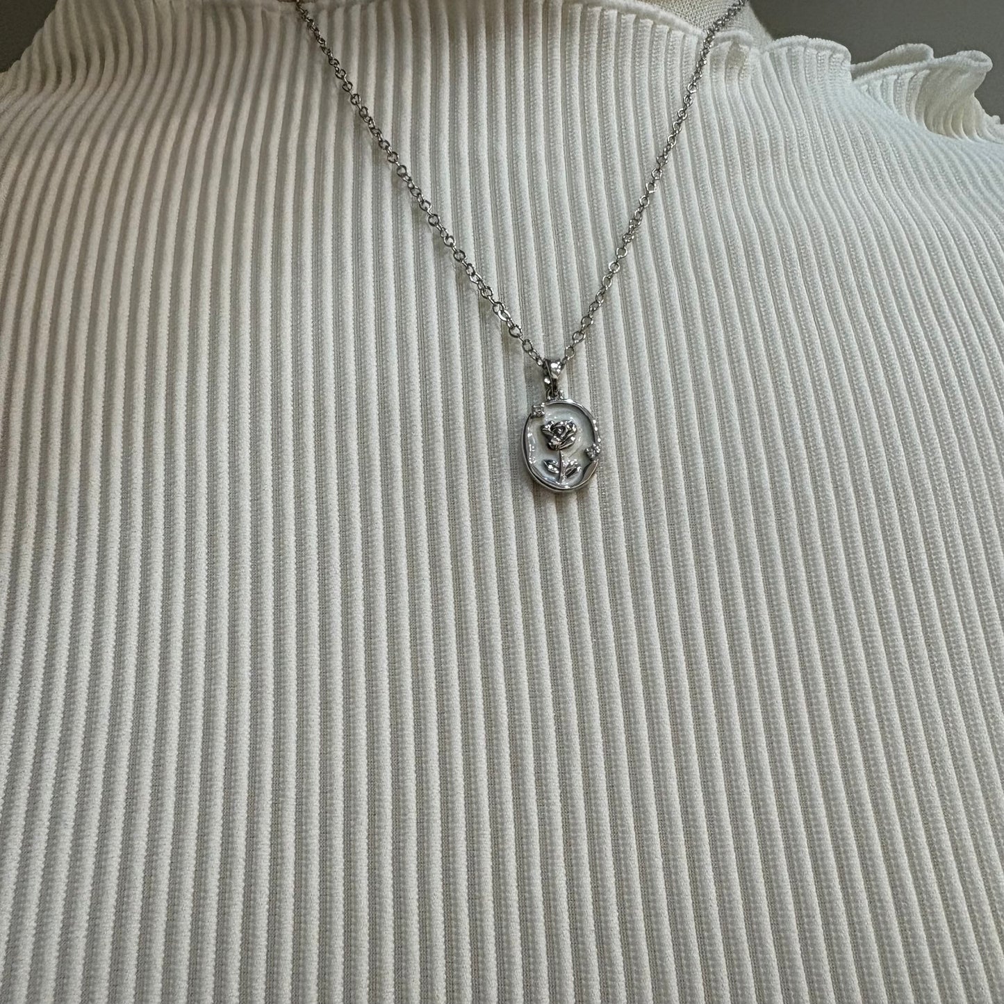 木漏れ日ローズのネックレス