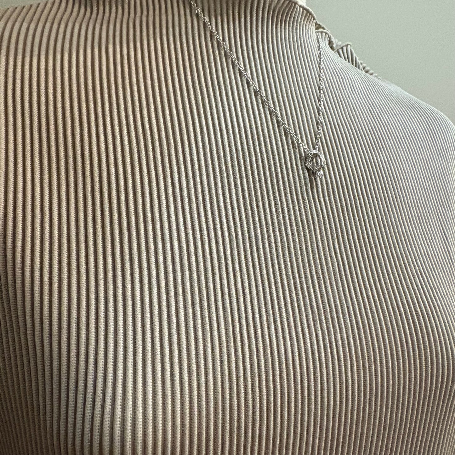 月の雫のネックレス