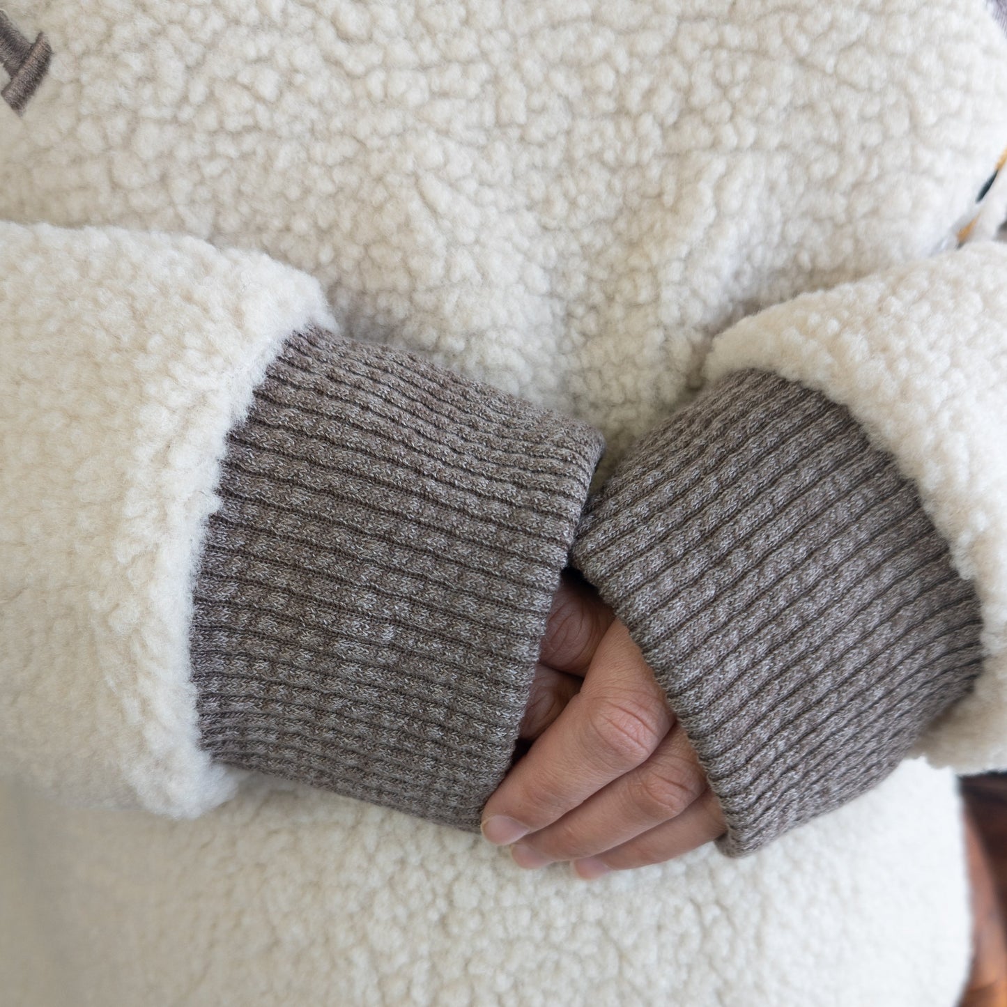 猫刺繡ボアプルオーバー