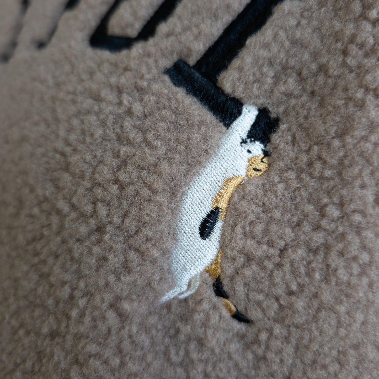 猫刺繡ボアプルオーバー