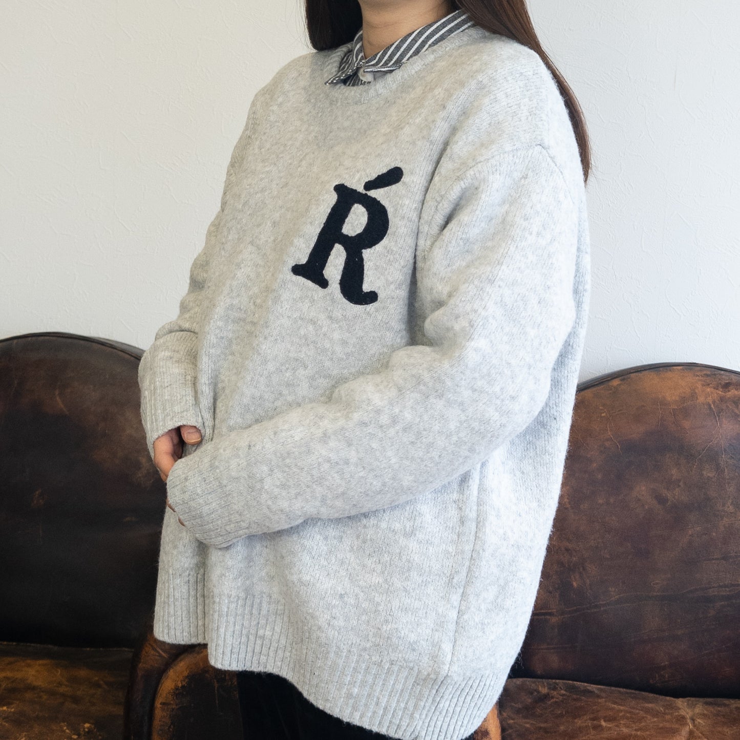 R刺繡ジャガードプルオーバー