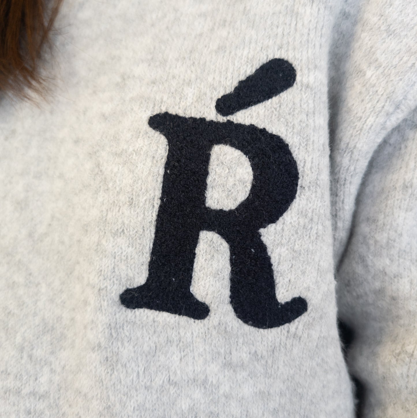 R刺繡ジャガードプルオーバー