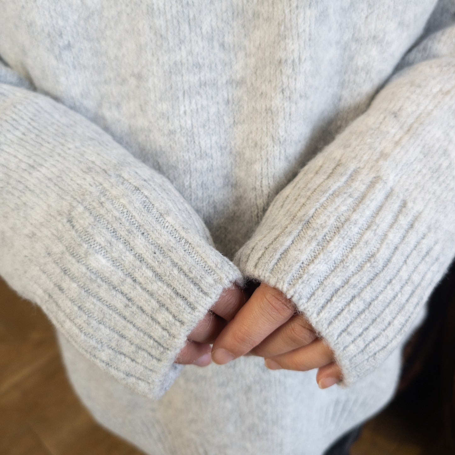 R刺繡ジャガードプルオーバー