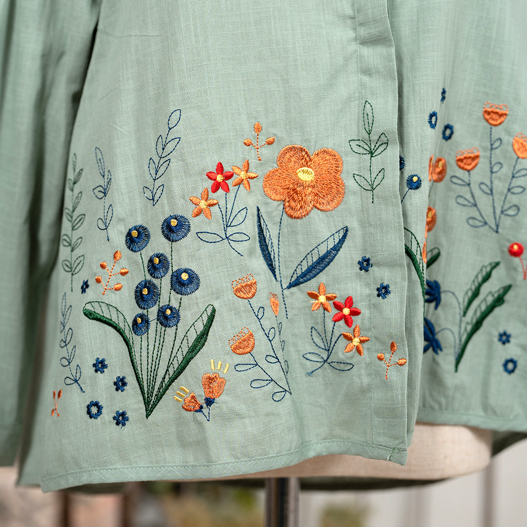 お花畑の刺繍ブラウス