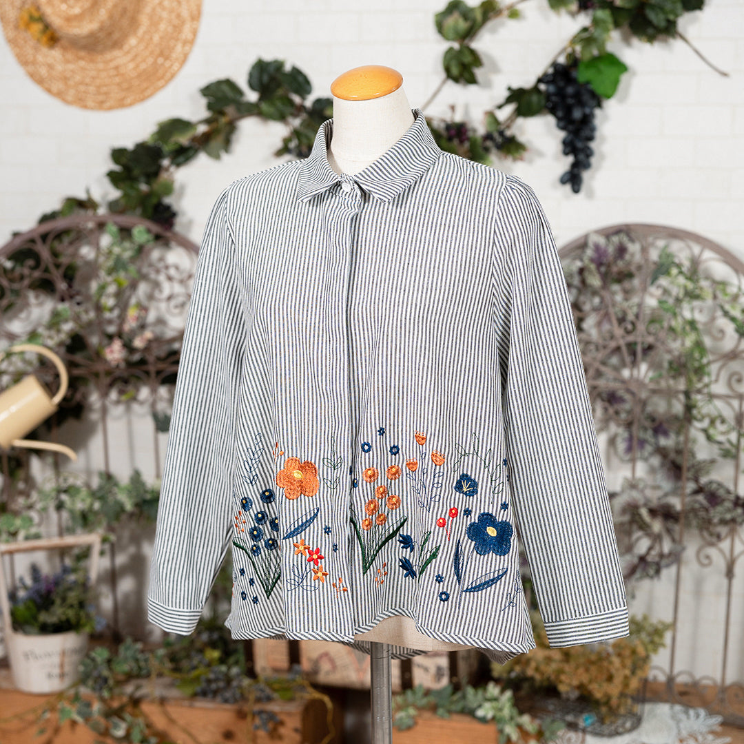 お花畑の刺繍ブラウス
