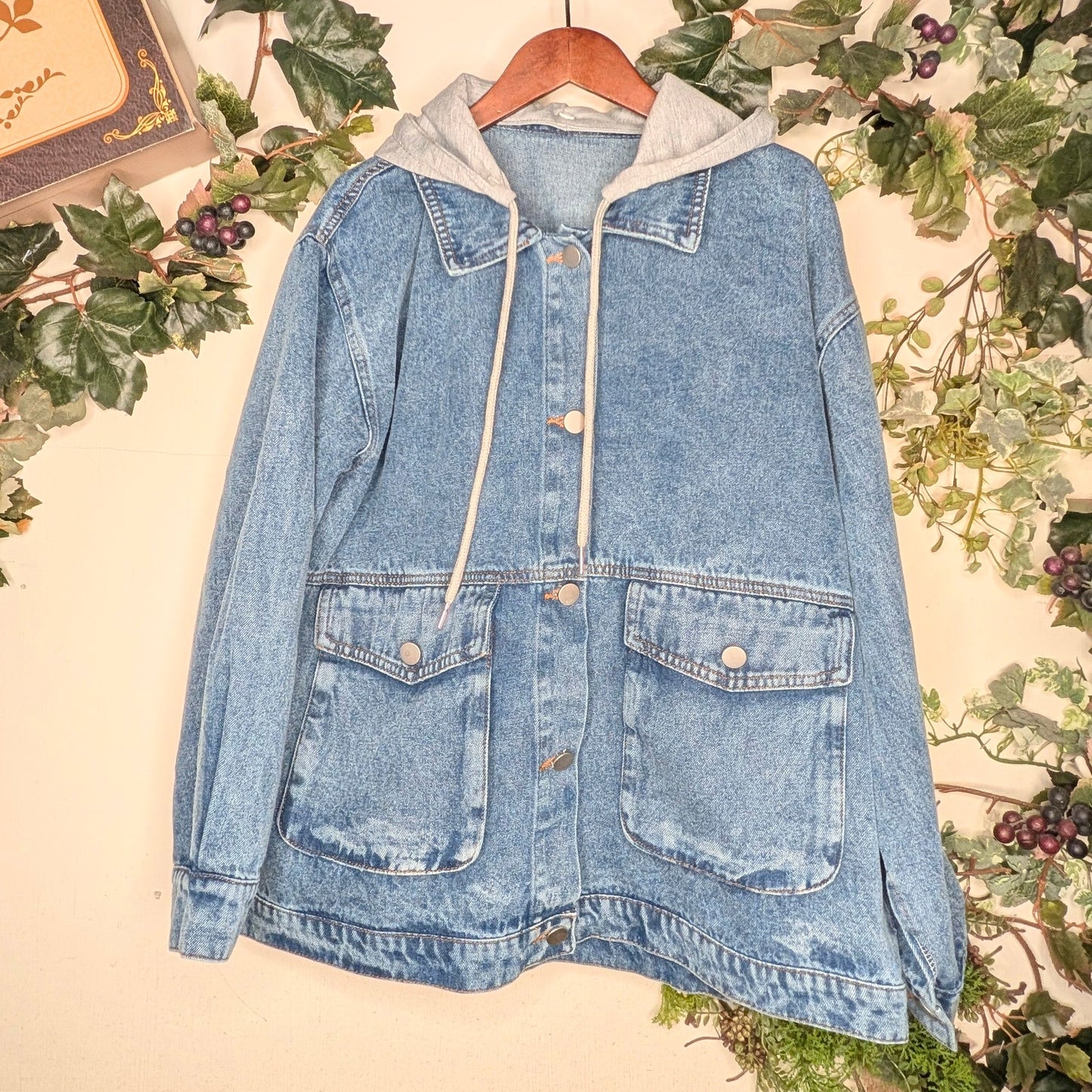 青空のフード付きデニムジャケット